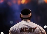 关于欧冠战况：巴黎圣日耳曼防线稳固，达拉斯独行侠进攻受阻，辛纳成最佳的信息